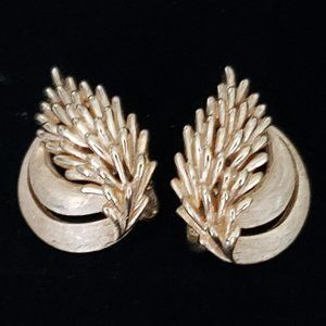 Crown Trifari Swoop Wheat Stalk Gold Clipon Earrings